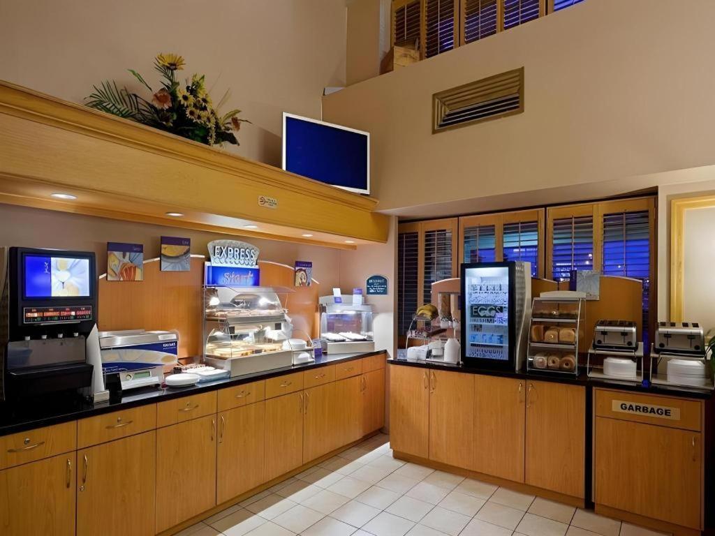 Holiday Inn Express Toronto East - Scarborough By Ihg Buitenkant foto