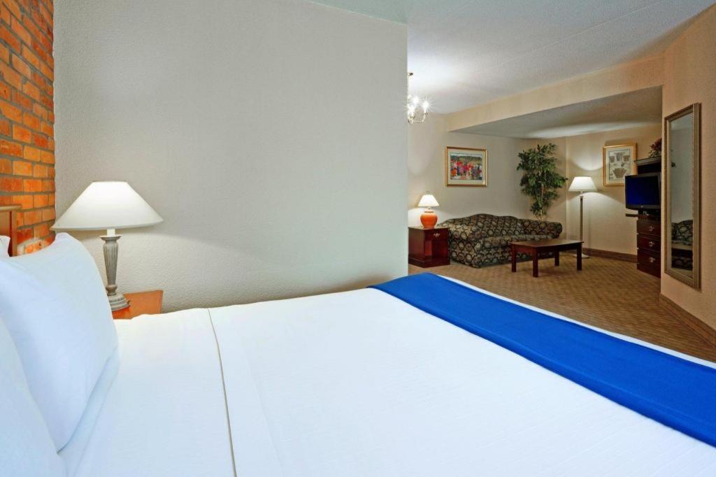 Holiday Inn Express Toronto East - Scarborough By Ihg Buitenkant foto